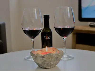 alt Wein genießen auf der Couch