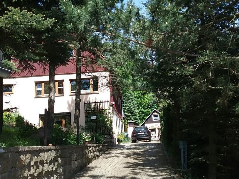 Außenansicht des Gebäudes. Bergnest Ferienwohnung Hofeinfahrt