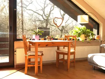 eine kleiner Essbereich mit Blick in die Natur
