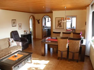 Wohnzimmer Whg 1 mit Essbereich und Blick zum Schlafzimmer