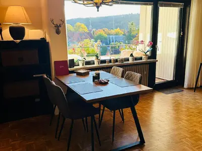 Esstisch der Wohnung Nr.1 mit Blick zum Balkon