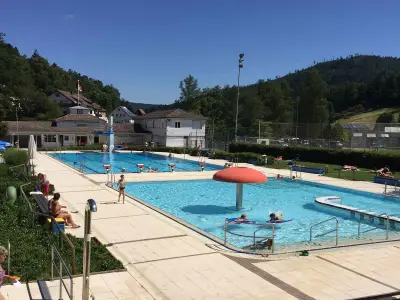 öffentliches Schwimmbad im Ort