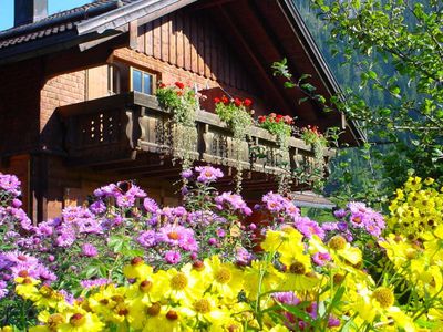 Südansicht mit Blumen