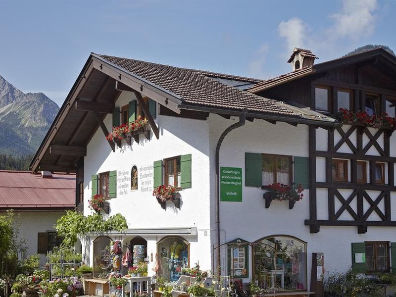 Haus Brutscher mit Rotspitze