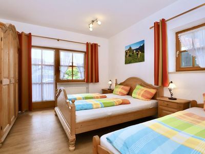 schlafzimmer-mit-3-betten-der-ferienwohnung-zur-ge