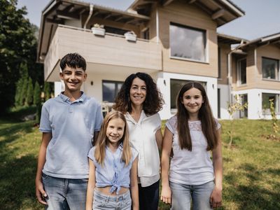 Gastgeberfamilie vor dem Westhaus