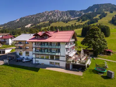 Außenansicht Sommer mit Iseler und Kühgund