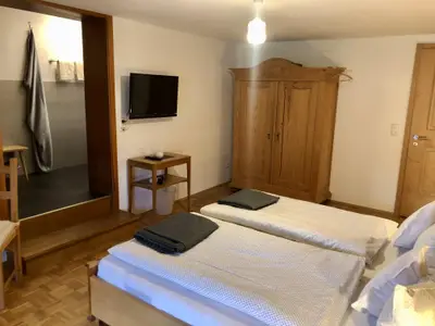 Zimmer Rotspitze mit Bad und WC und Balkon