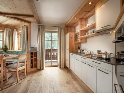 Küche und Wohnraum in der großen Almsuite