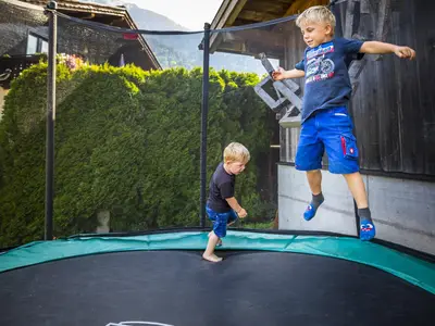 Bio-Bauernhof-Gastein-Schweizerhof- Trampolin