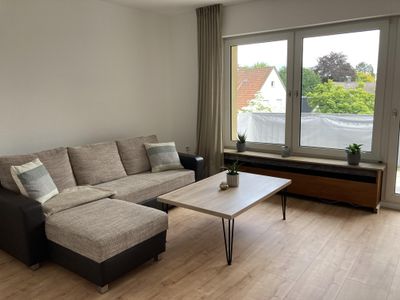 Wohnzimmer mit großem Sofa