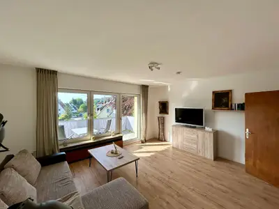 Wohnzimmer mit Balkon_2