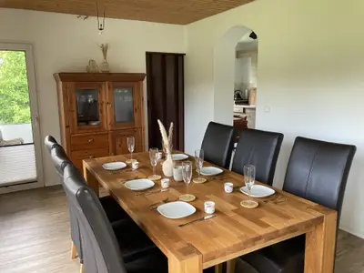 Esszimmer mit kleinem Balkon
