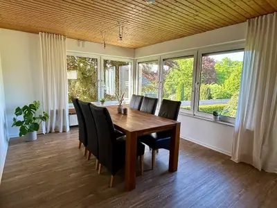 Esszimmer mit Ausblick ins Grüne