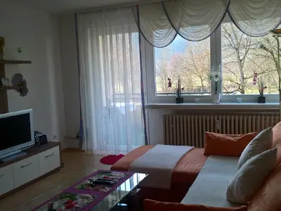 Gemütlicher Wohnraum mit Blick zur Salinenpromenade