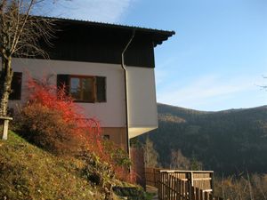 Westseite des Hauses im Herbst