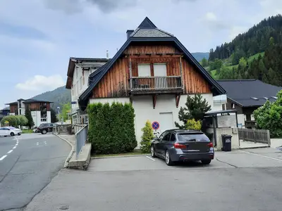 Westansicht_Parkplatz_Terrasse