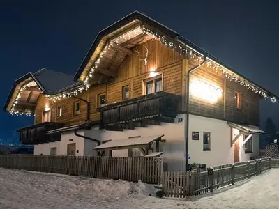THERMEN-CHALET am Abend mit Beleuchtung