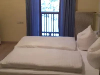 Schlafzimmer mit Doppelbett und Zugang zum Balkon