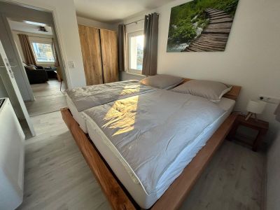 Erstes Schlafzimmer mit Blick in das Wohnzimmer