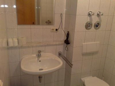 Badezimmer mit Dusche und WC