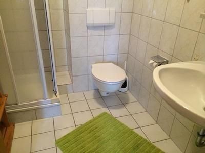 Badezimmer mit Dusche und WC