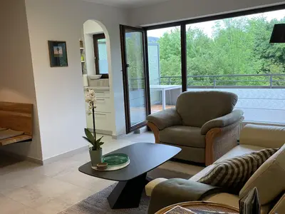 Wohnbereich mit Blick auf Küche und Terrasse