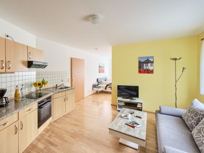Ferienwohnung 9B Nr. 1 - kombinierter Wohn- und Kochbereich mit angrenzendem Schlafzimmer