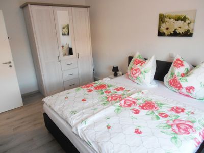 Ferienwohnung zur Rosenkönigin - Schlafzimmer mit Doppelbett