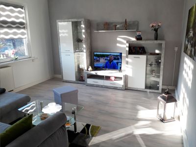 Ferienwohnung zur Rosenkönigin - Wohnzimmer mit Schrankwand und TV