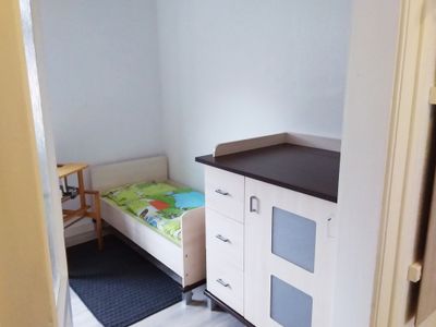 Ferienwohnung zur Rosenkönigin - Kinderzimmer mit Bett und Wickeltisch