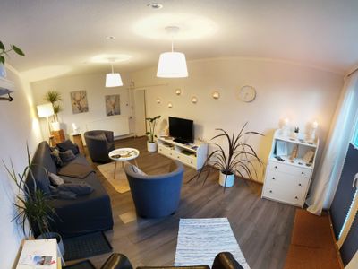 Ferienwohnung Bei der Linde - Wohnzimmer mit Blick zur Küche