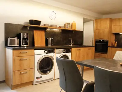 Ferienwohnung Familie Mergner - Küche mit Waschmaschine und Trockner