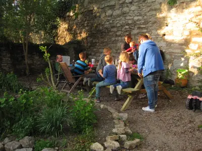 Sitz und Grillecke an der historischen Stadtmauer