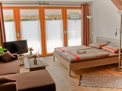 Doppelbett und Sitzecke