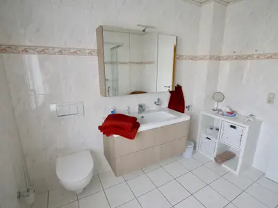 Ferienwohnung Rosengarten-Bad mit Waschtisch und Toilette