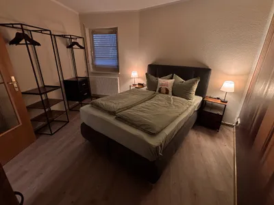 Waidweg 9C Nr. 1 Hirschblick - Schlafzimmer mit Kleiderstange