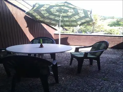 Balkon. Halbüberdachter Balkon