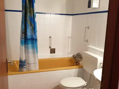 Bad/Dusche. Badezimmer mit Wanne (2021 NEU)