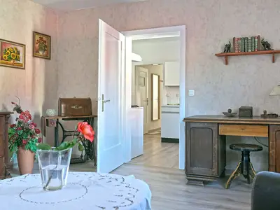 Wohnzimmer mit Arbeitsplatz