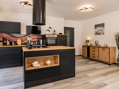 Küche, offen zum Wohnzimmer und Essbereich