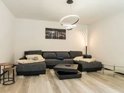 Wohnzimmer, mit großer Sofaecke, Aufbettung