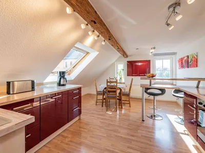 Große Küche mit Essbereich