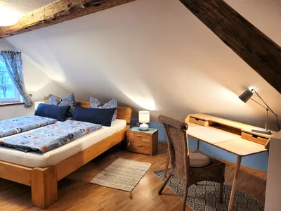 Zweites Schlafzimmer mit Schreibtisch