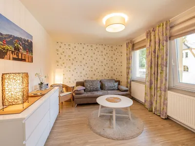 Großzügiges separates Wohnzimmer