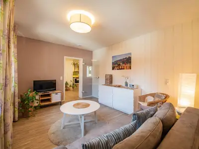 Gemütliches Sofa und Sat-TV