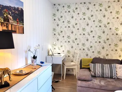 Wohnzimmer mit kleinem Schreibtisch