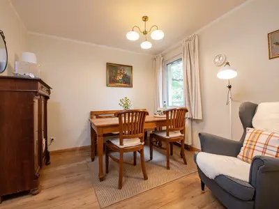 Großer Essbereich mit Leseecke in der Küche