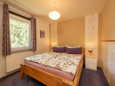 Schlafzimmer mit großem Bett