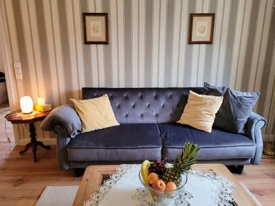 Bequemes Sofa im Wohnzimmer